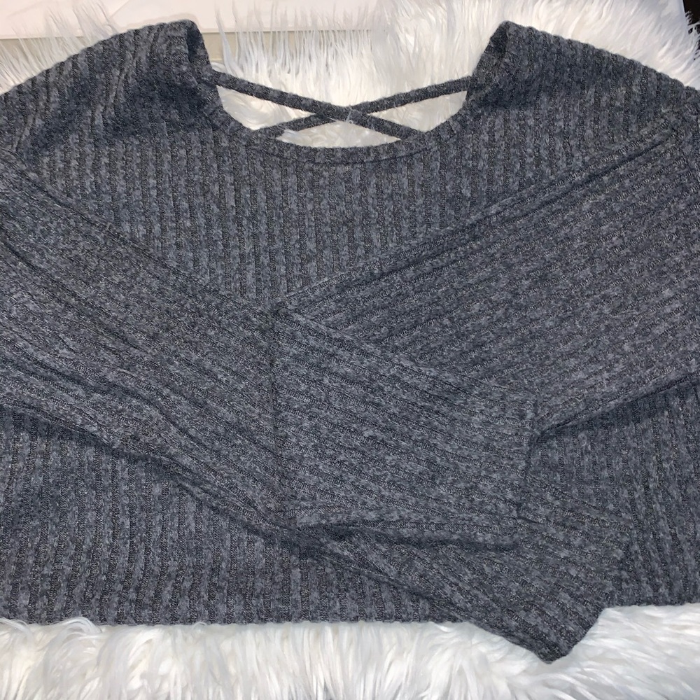 Grey top! 🖤🤍